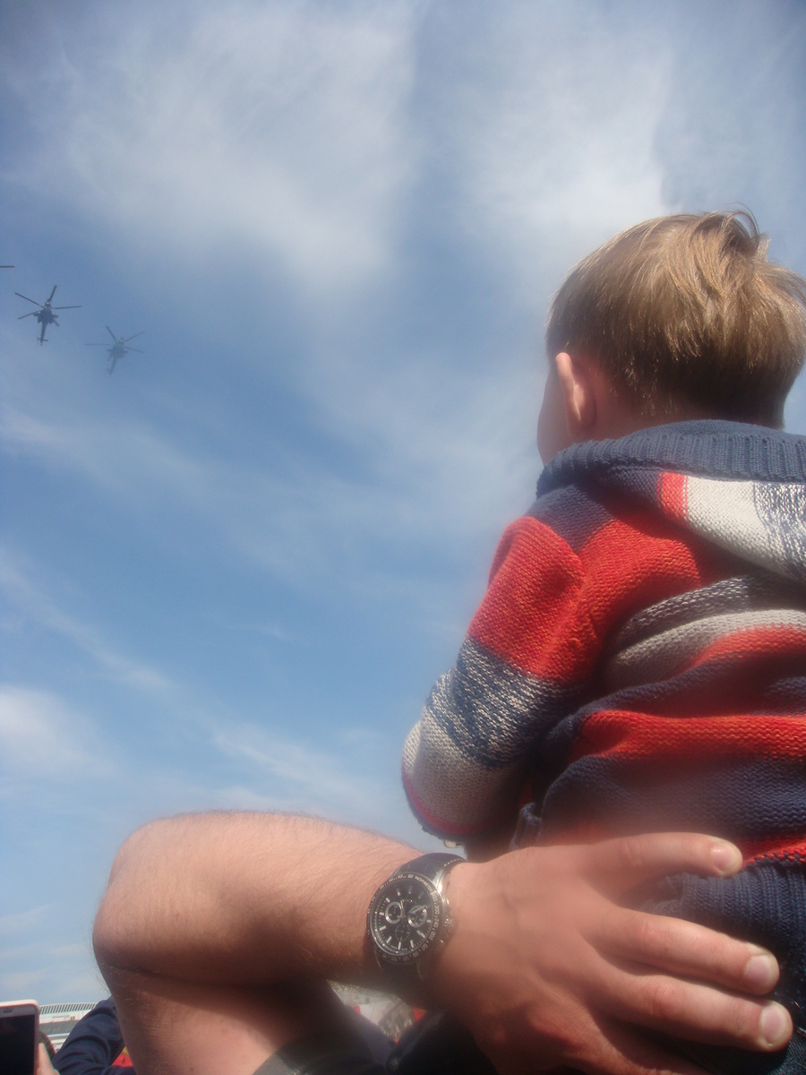 Когда сын был маленький, каждый год ездили на репетиции парада. На дальних подступах смотрели. 