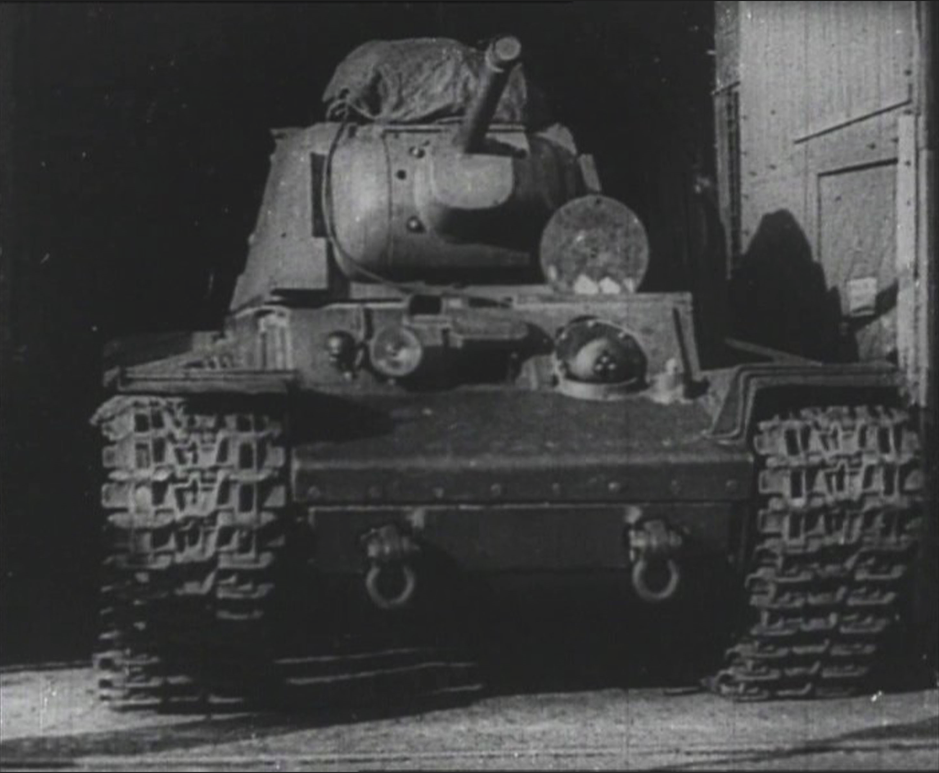 Фото танка выезжающего из ворот завода имени Кирова.