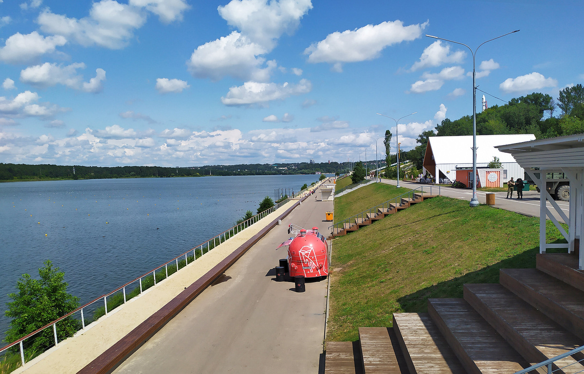 Голодными на прогулке не останетесь: вдоль Яченского водохранилища установлены разные кафешки, мороженицы и фургончики с едой. Также здесь можно будет приобрести сувениры. Фото: Яндекс Путешествия