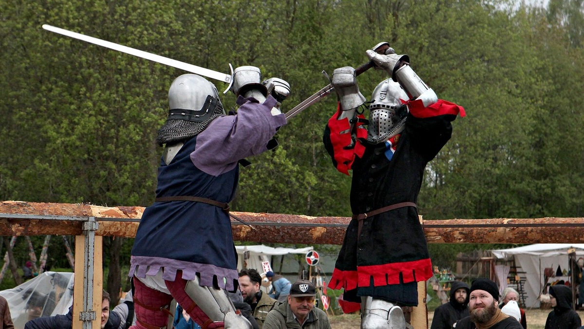 А потом посмотреть, как рыцари в настоящих доспехах сражаются в бою. Фото: сообщество ВК «Тверская застава»