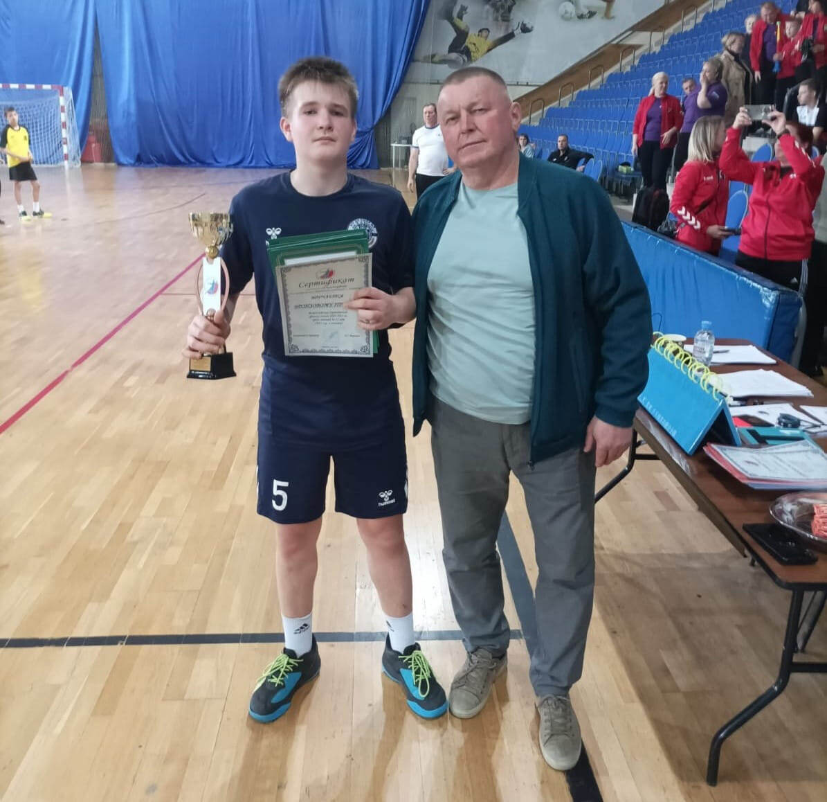    Василий Земский вручает приз