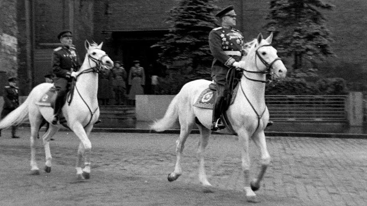 Маршал Жуков и его адъютант на Параде Победы в 1945 году
