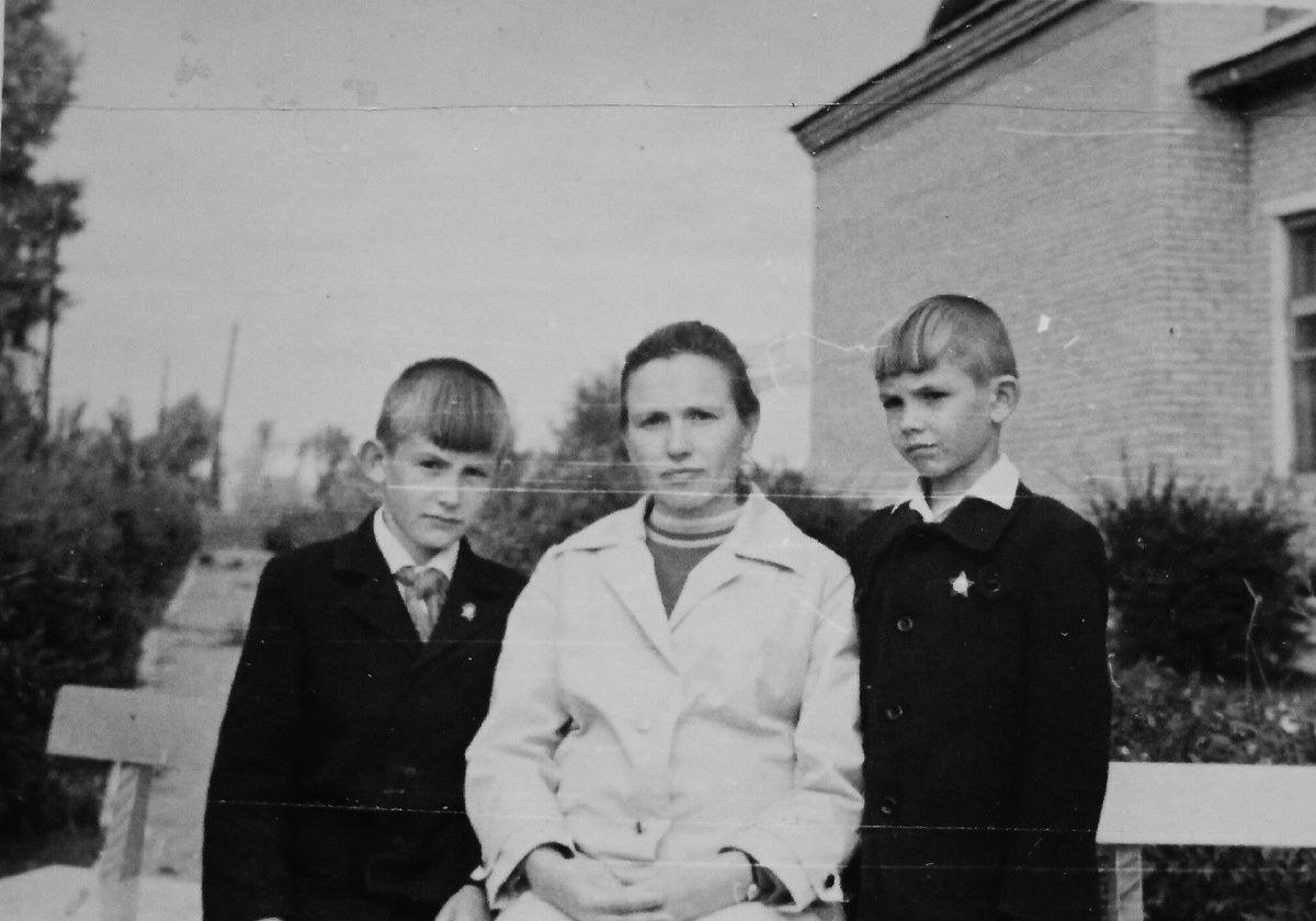 Мой папа (крайний справа) с мамой и братом во дворе школы, 1975 г.