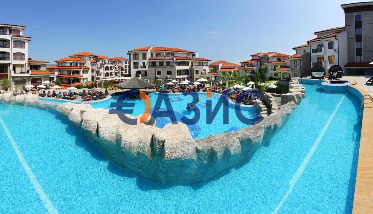 Вид на главный бассейн комплекса.