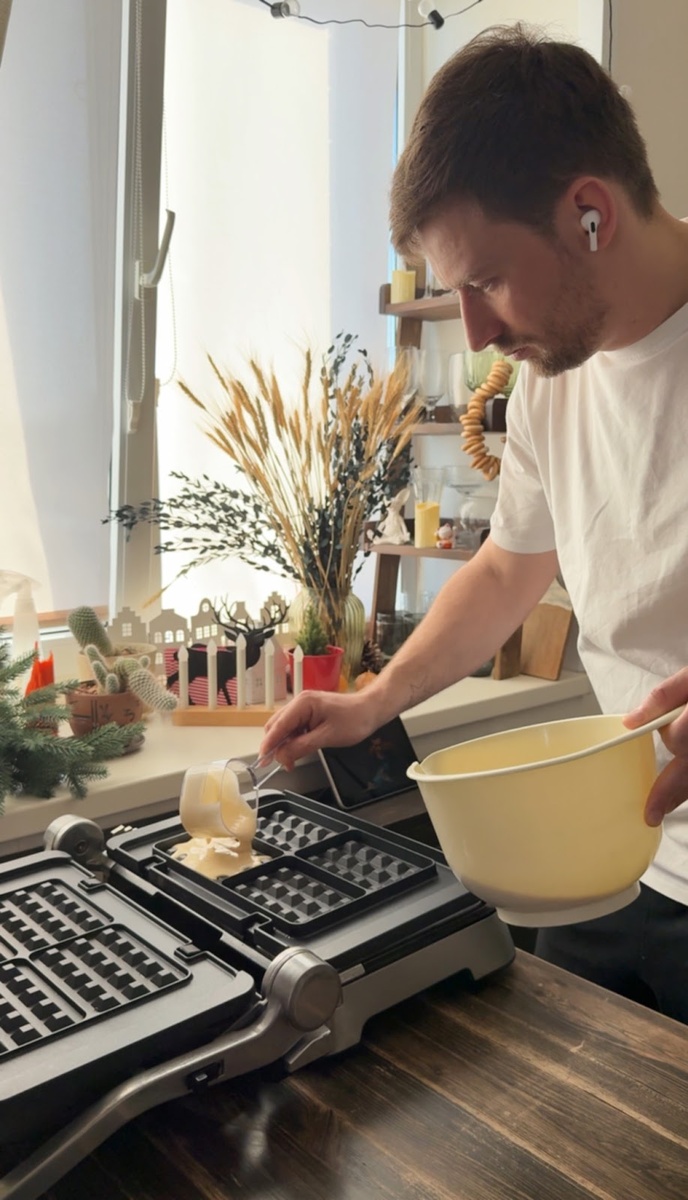 Кто-то в комментариях к моей статье про планирование беременности написал, что-то вроде: “А вы представьте, что вы весь день дома одна с ребенком, а потом пришел муж и его надо кормить”.
Я хоть и отвечаю в нашей паре за еду, но муж прекрасно может и сам нам ужин приготовить, если что 😄 Если я болею или сильно устала, у нас так обычно и происходит.
И наоборот тоже бывает: я могу помочь мужу в его обязанностях. 