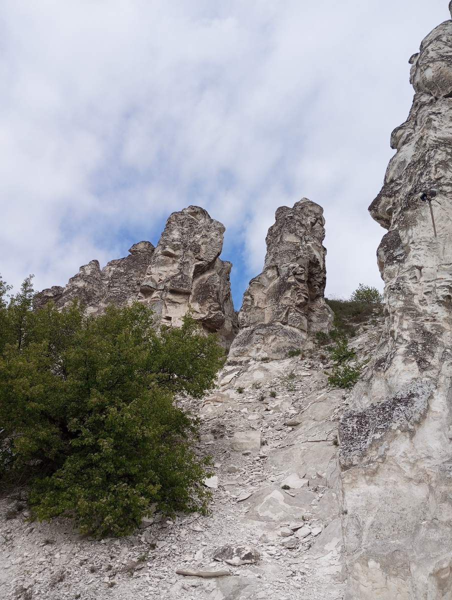 Действительно, останцы чем-то напоминают фигуры с острова Пасхи. А впрочем, может кто-то увидит в них что-то другое, насколько у каждого хватает собственной фантазии
