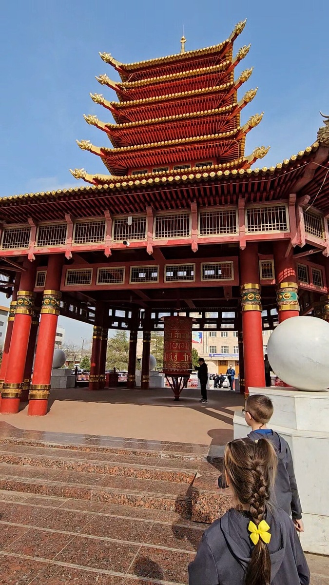 Купол пагоды состоит из семи ярусов, каждый посвящён определённому дню недели. А на вершине — остроконечный шпиль