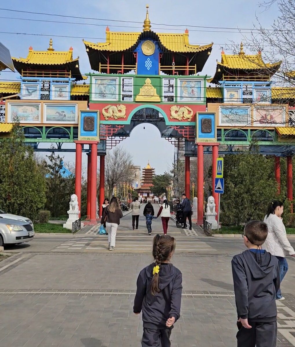 Золотые ворота — это 15-метровая арка, украшенная 28 картинами, символизирующими важные исторические события, которые происходили в жизни калмыцкого народа