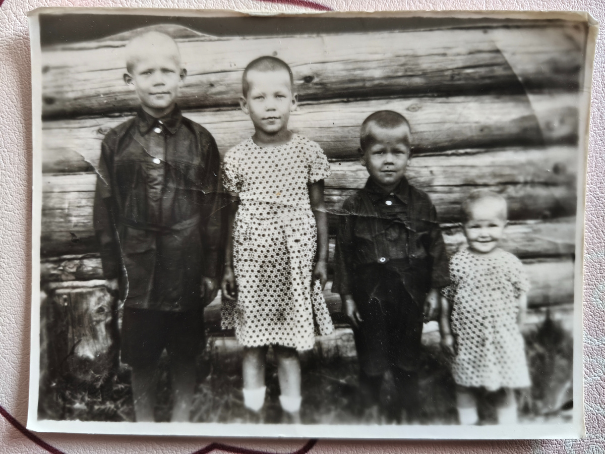 дедушка Лёша, бабушка Вера, дедушка Саша (мамин крёстный) и моя бабушка.