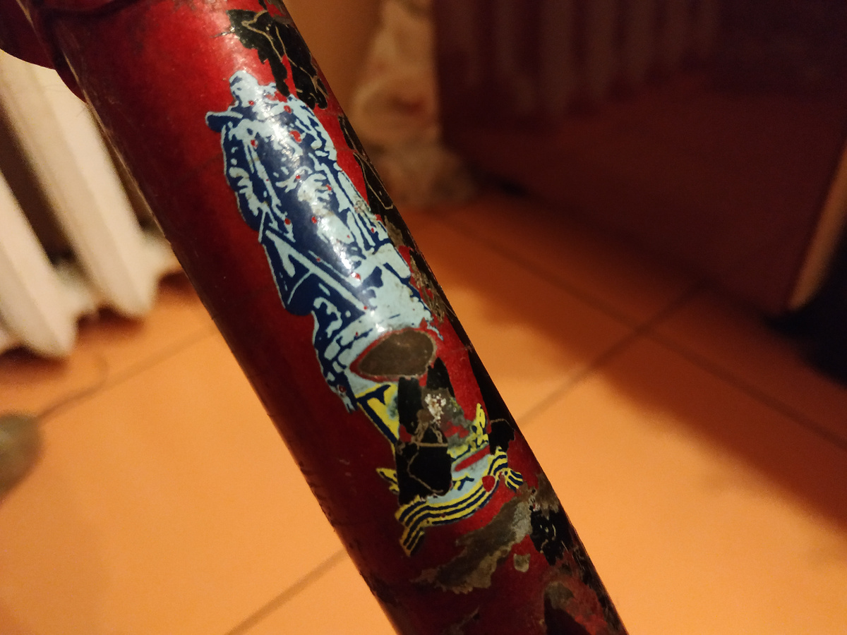 советский солдат в Берлине на раме велосипеда ХВЗ