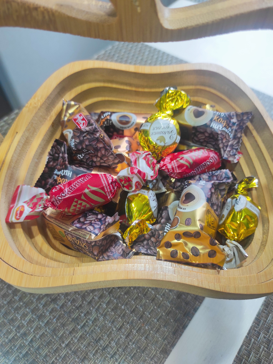 Конфетки в вазе