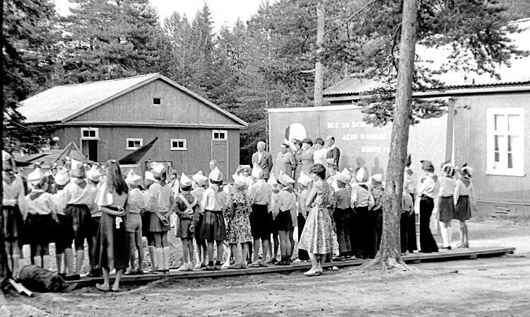 Открытие лагеря. Директор, врач, старшая пионервожатая и представитель месткома автобазы.