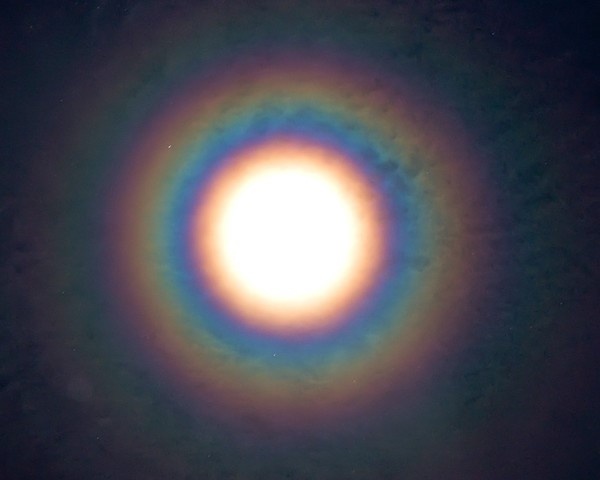 Вот например начинается это Видение вот так. В темной комнате, с закрытыми глазами, лицом к стенке во время молитвы возникает сначала слабый внутренний нетварный свет.