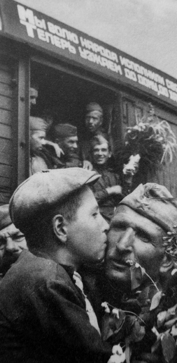 Шура Ковалев целует своего отца Григория Петровича. Встреча демобилизованных после Победы советских солдат. Город Иваново, 1945 год. Автор фотографии неизвестен.