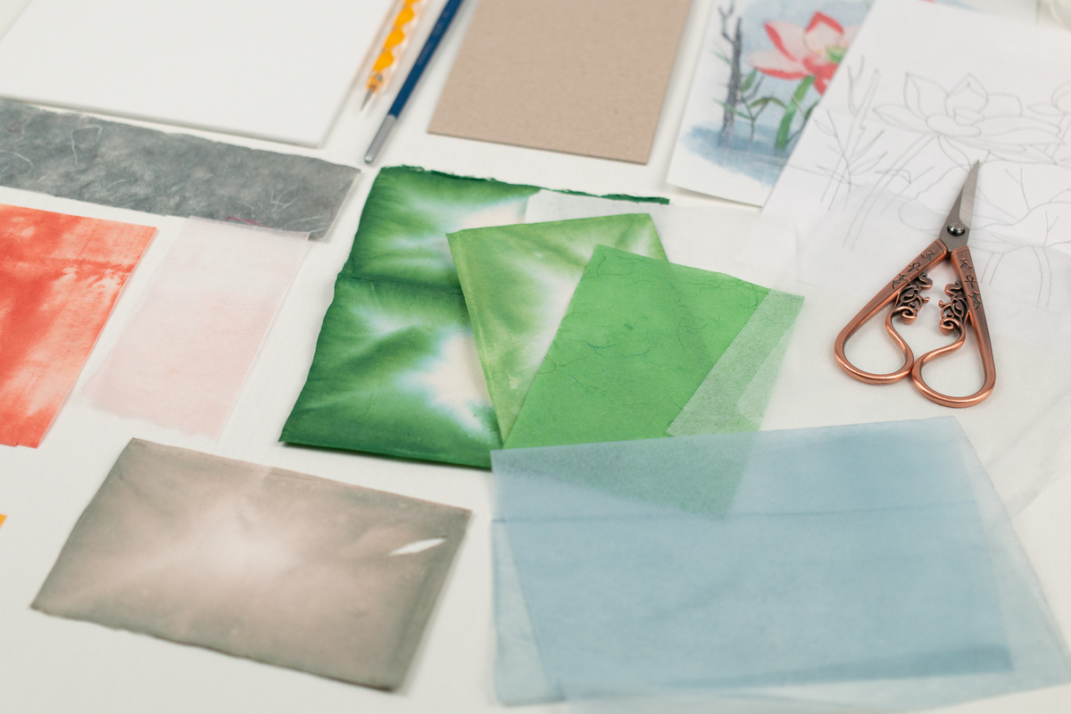 Материалы: холст, ханджи разных видов, ножницы, дот, картон, трафарет, кисточка и рисовый клей