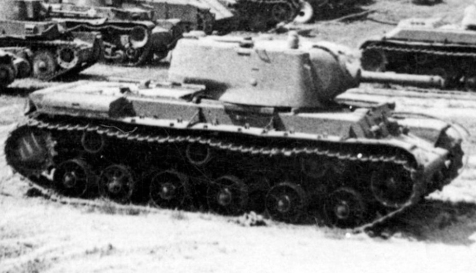 Единственный КВ-9 весной 1943 года на площадке завода №100. Это последнее фото танка, скорее всего, в конце года его пустили на металл вместе с остальными опытными образцами