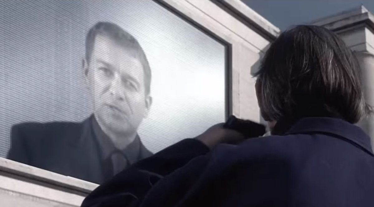 В строго отведённое время все граждане обязаны "закинуться" лекарством, подавляющим эмоции... (с) Кадр из фильма