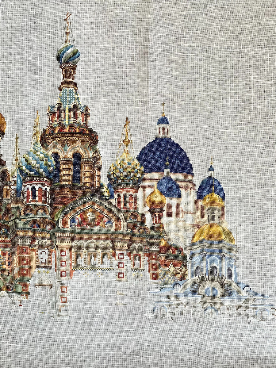 Никольские Собор - голубой справа, на следующем фото - изнанка