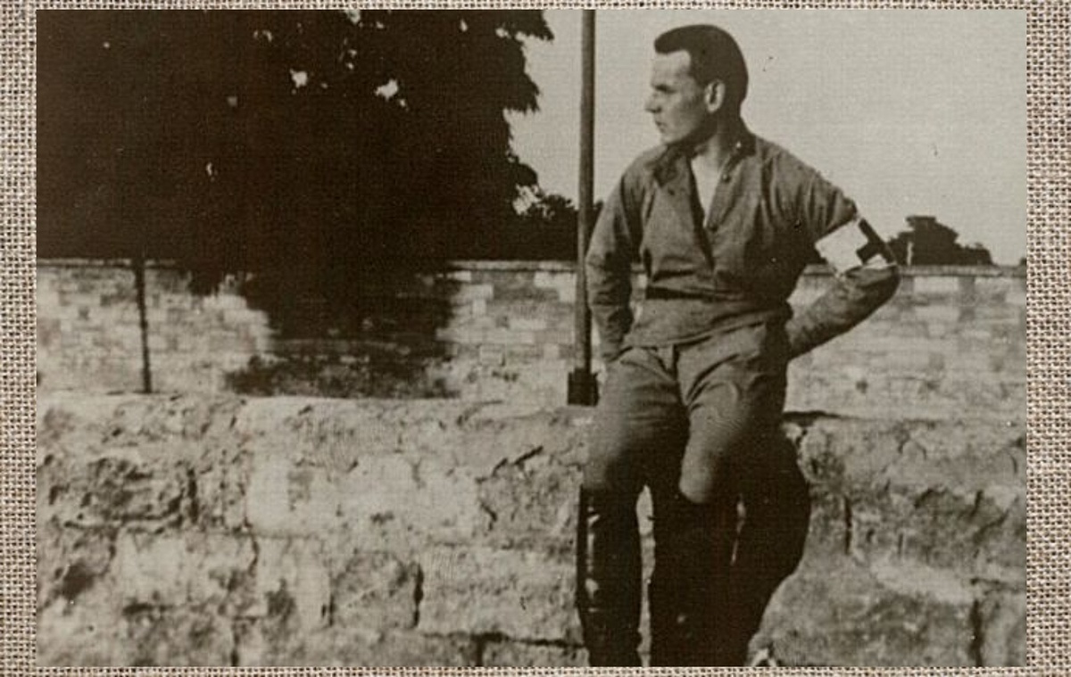 Паустовский в годы ВОВ работал военкором на Южном фронте, а еще долгое время служил на санитарном поезде.