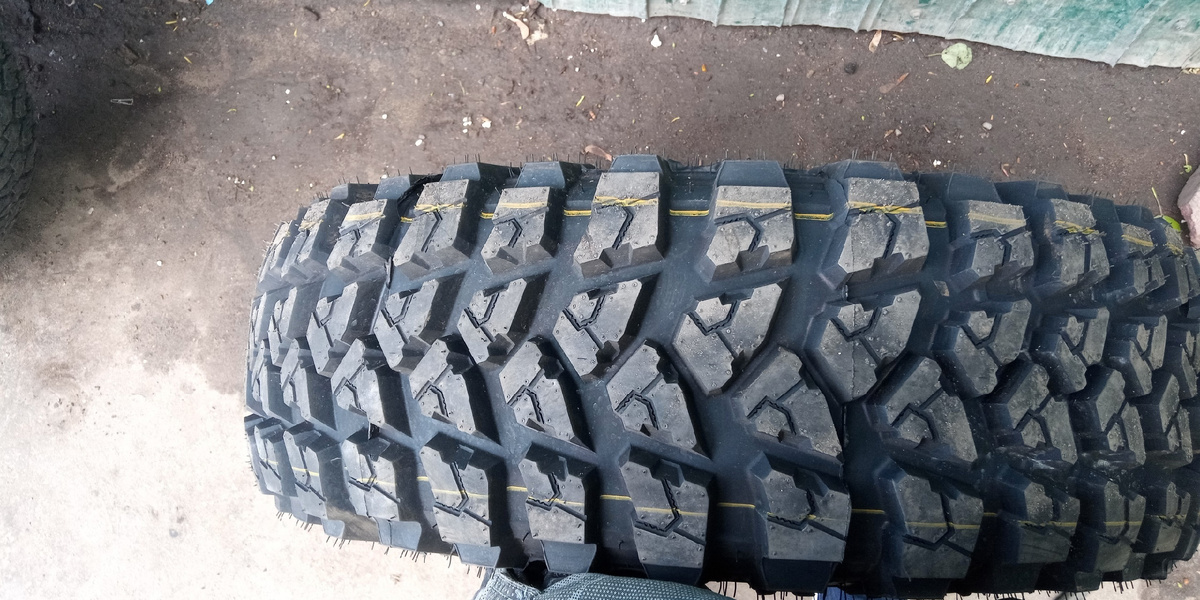 Выбор пал на резину Streamstone Crossmaxx в размере 30/9.5 r15, позиционирующаяся, как всесезонная. После двух лет владения могу сказать, что результат превзошел все ожидания.