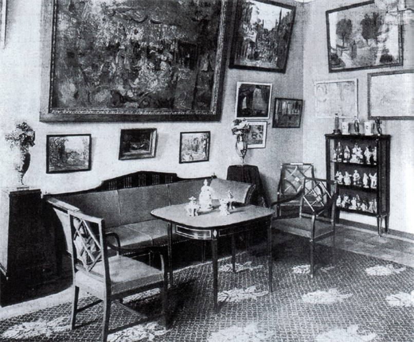 Стол в стиле «жакоб» в гостиной имения Прилепы Я.И.Бутовича. 1914