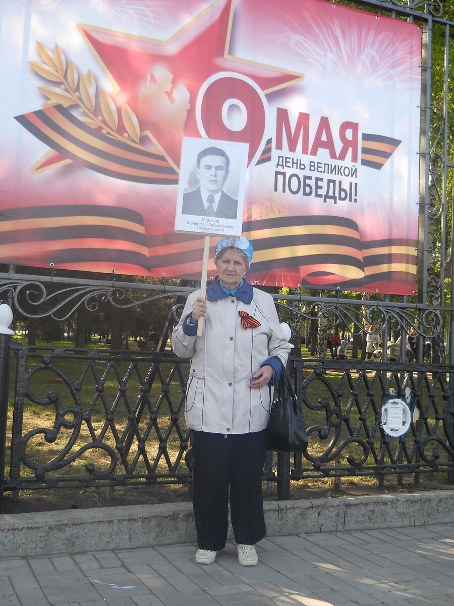 Моя мама в Бессмертном полку со своим папой, погибшем на войне.