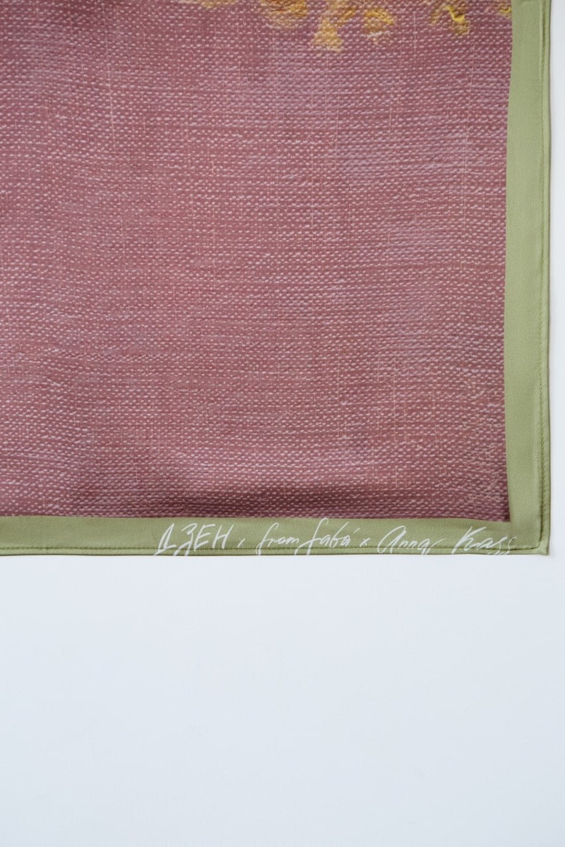 Дзен и fromSabá представили благотворительную коллекцию платков к 9 мая  