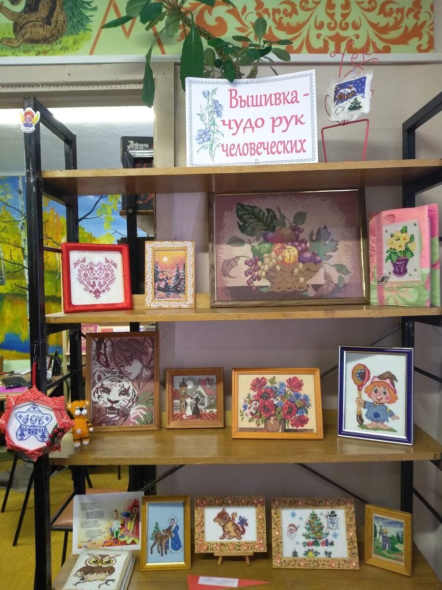 Мои работы на выставке в библиотеке.