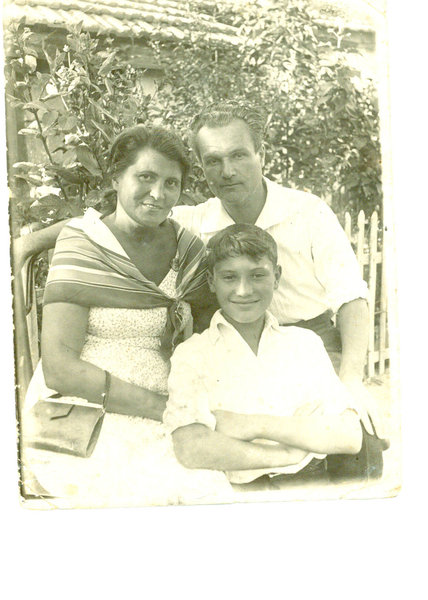 Примечание: На фотографии семья Евстроповых.  Симферополь. Тридцатые годы прошлого века.