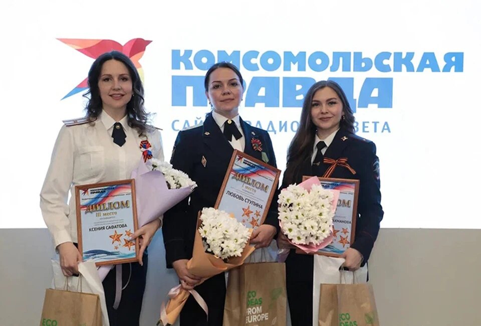    Победительницы получили цветы, призы и грамоты