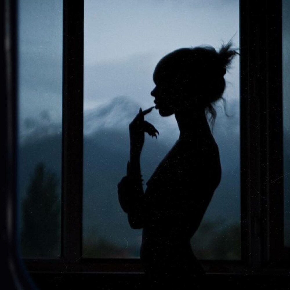 Тёмный фон с силуэтом человека у окна