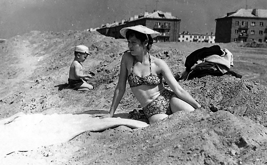 Мама с ребенком в 1962 году решили отдохнуть на Иртышской набережной