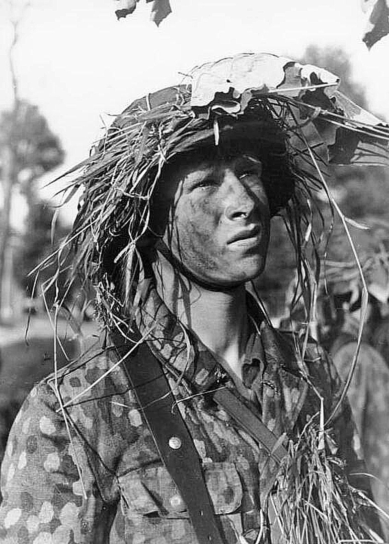 Фотография солдата танковой дивизии СС «Гренадер», Нормандия, 1944 год, в куртке с дезорганизующим рисунком Erbsenmuster.