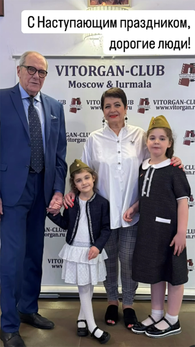 Эммануил Виторган и Ирина Млодик с дочками Этель и Кларой. Фото: соцсети Ирины Млодик
