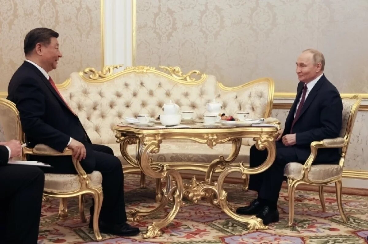    Путин после переговоров проводил Си Цзиньпина до авто и помахал ему рукой