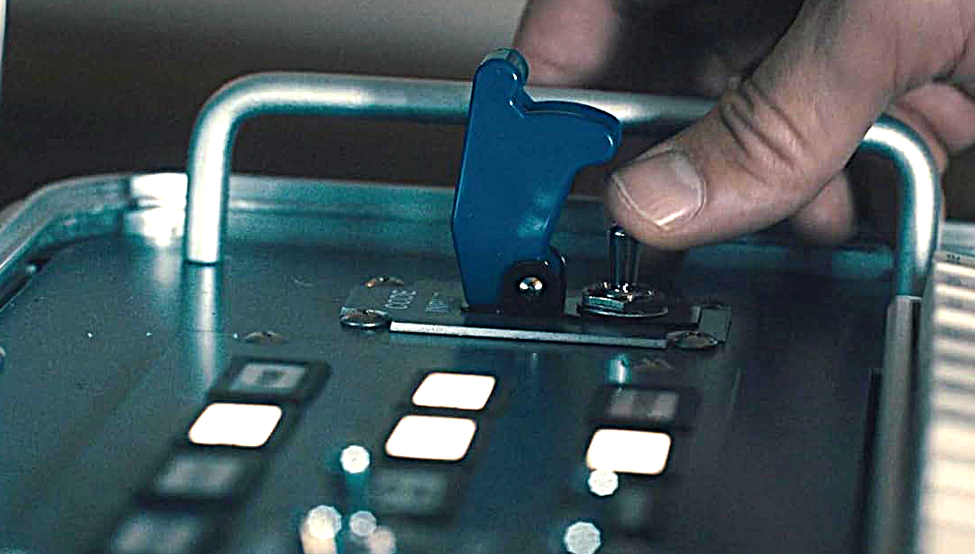 секретнуая кнопка в "ядерном чемоданчике"