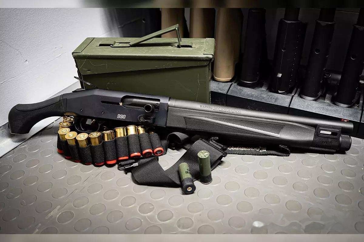 Ружье дробовое 990 Aftershock представляет собой эффективное средство самообороны. Оно отличается компактными габаритами и высокой скорострельностью.