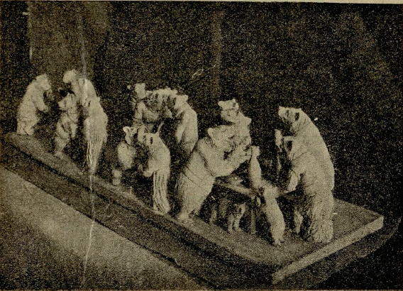 Деревянная скульптура "Свадьба медведей". Работа Сергиевского резчика И. А. Рыжова