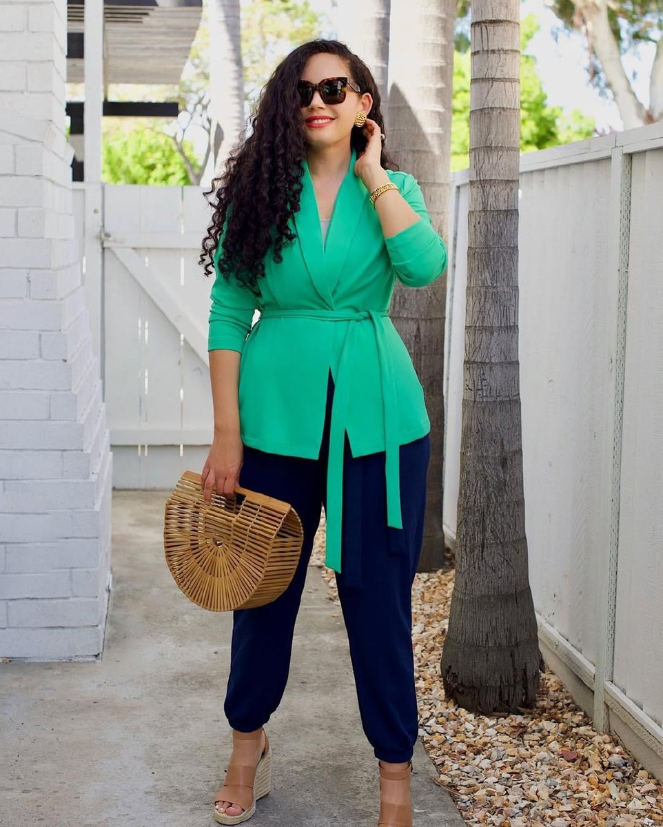 Не понятно: этот кардиган новый или куплен в секонде за углом? Источник: Соцсети