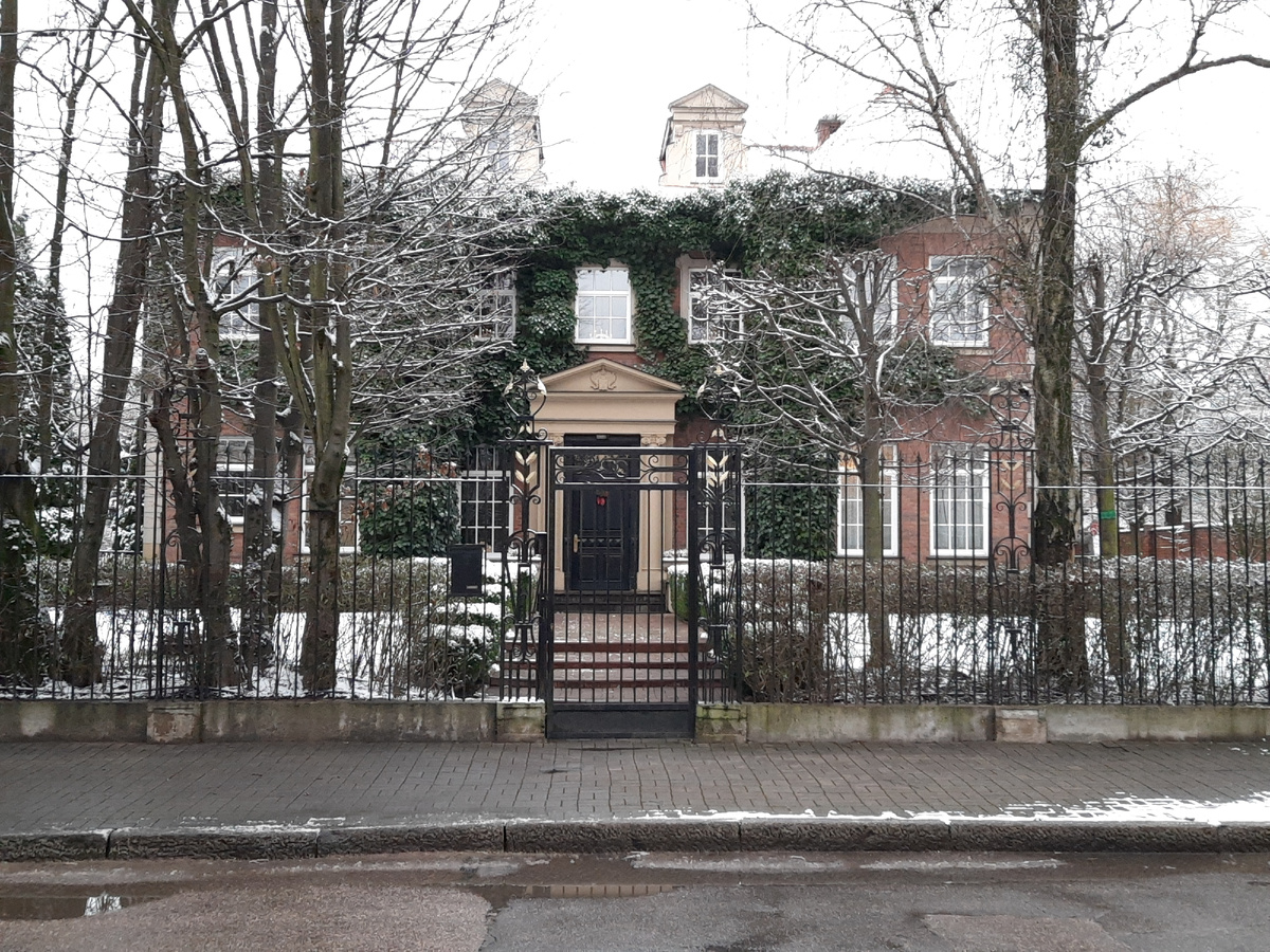 Редкий случай,когда сквозь ограду виден дом, 