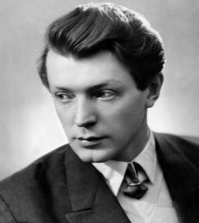 Олег Стриженов