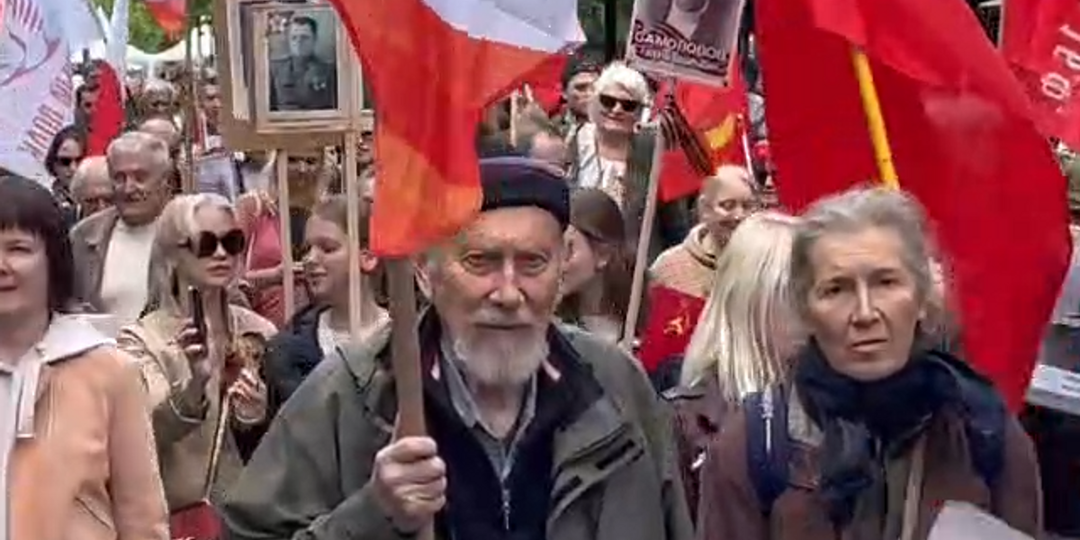 «Бессмертный полк» прошел по улицам Парижа. ВИДЕО
