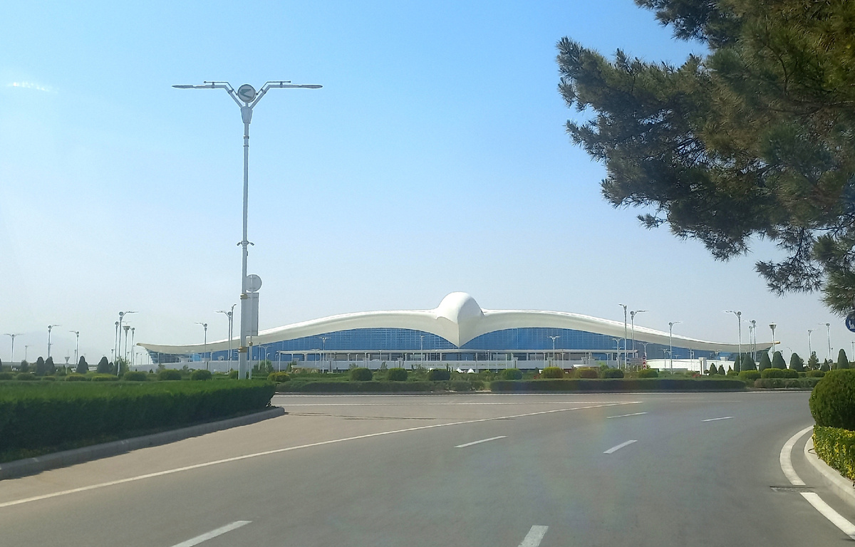 Надо отметить, что в Ашхабаде архитекторы во всех проектах учитывают нюансы: если аэропорт - птица, то и фонари тоже в виде пернатой летающей. 