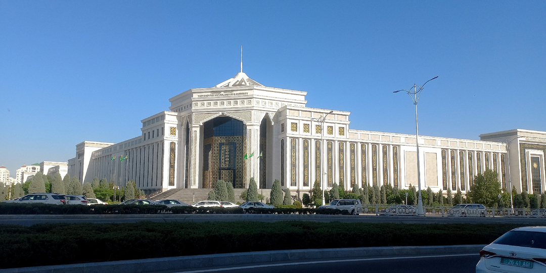 Туркменистан. Ашхабад-цвет настроения белый