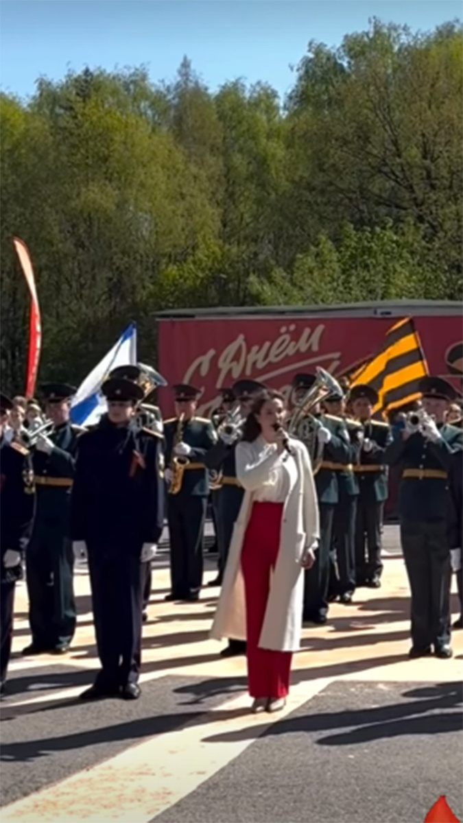 Вера Алдонина исполнила песню о солдате, как когда-то ее мама. Фото: соцсети Веры Алдониной