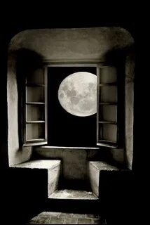 Чёрно-белое фото лунного света через оконную раму