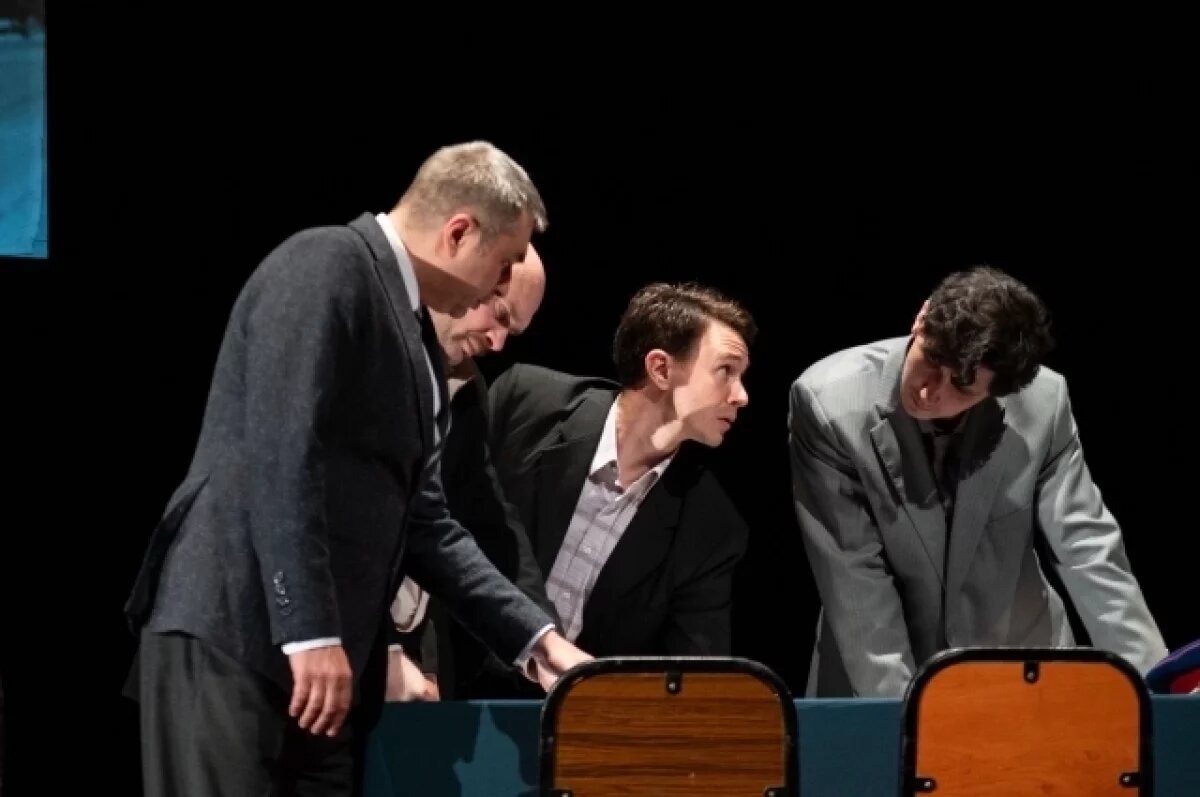    В спектакле показали деятельность КГБ по поиску военных преступников.