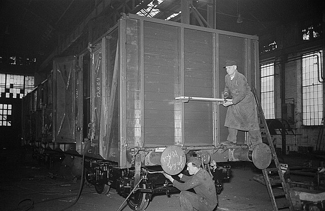 Полувагон типа OOr с деревянными бортами и 5-ю дверями с каждой стороны. 