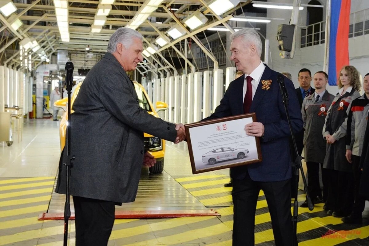    Мэр Москвы Сергей Собянин и президент Кубы Мигель Диас-Канель посетили завод «Москвич»