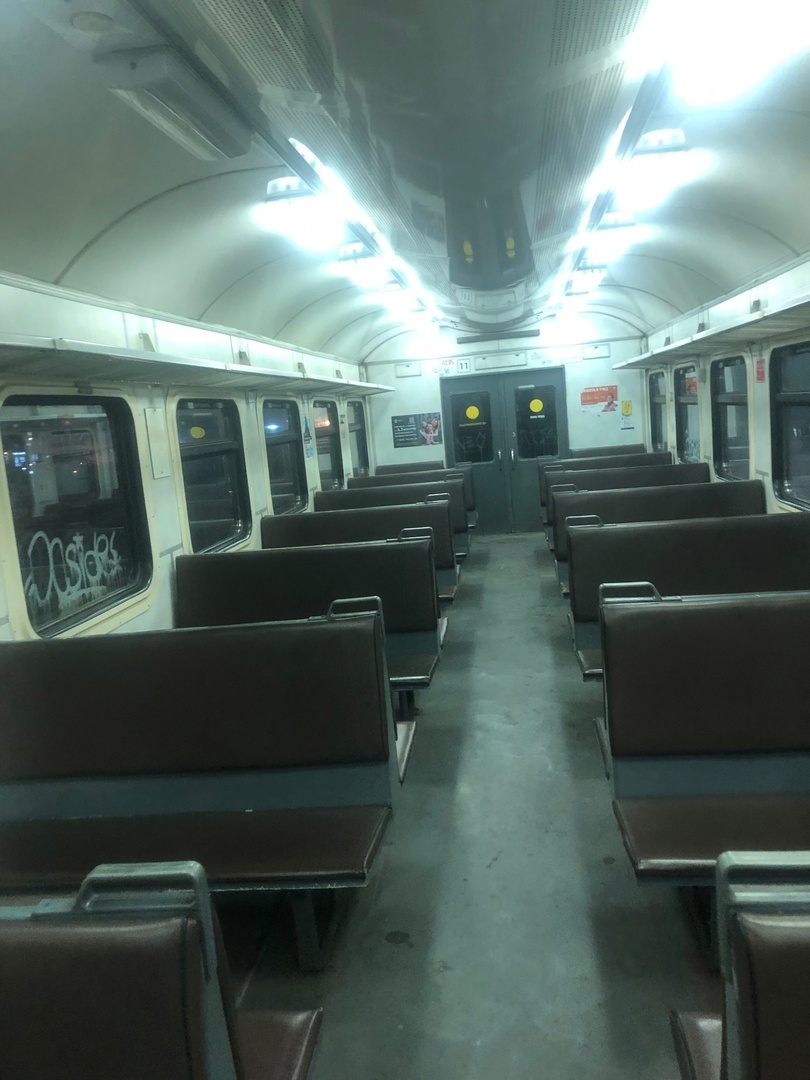 Фото сделал в старой электричке. Такой прям вайб ммм ;). Хотя эта электричка пригородная на самом деле.